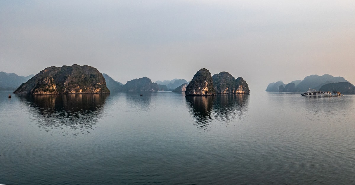 hero image of islands in Halong Bay, Thành phố Hạ Long, Quảng Ninh, Vietnam